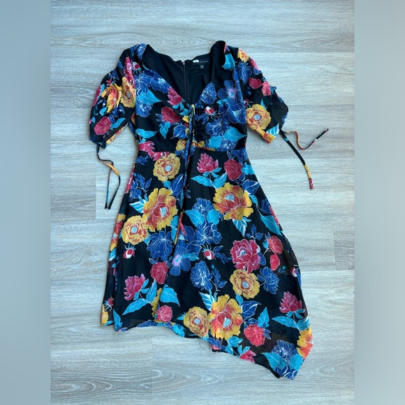 Slate and Willow Floral Asymmetrical Hem Dress. Size S - Picture 3 of 5